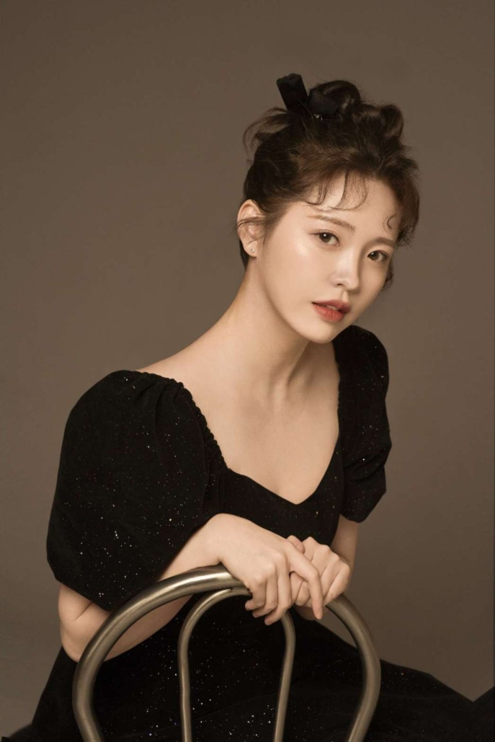 노란 수영복에 섹시한 몸매 어필하는 존예 처자