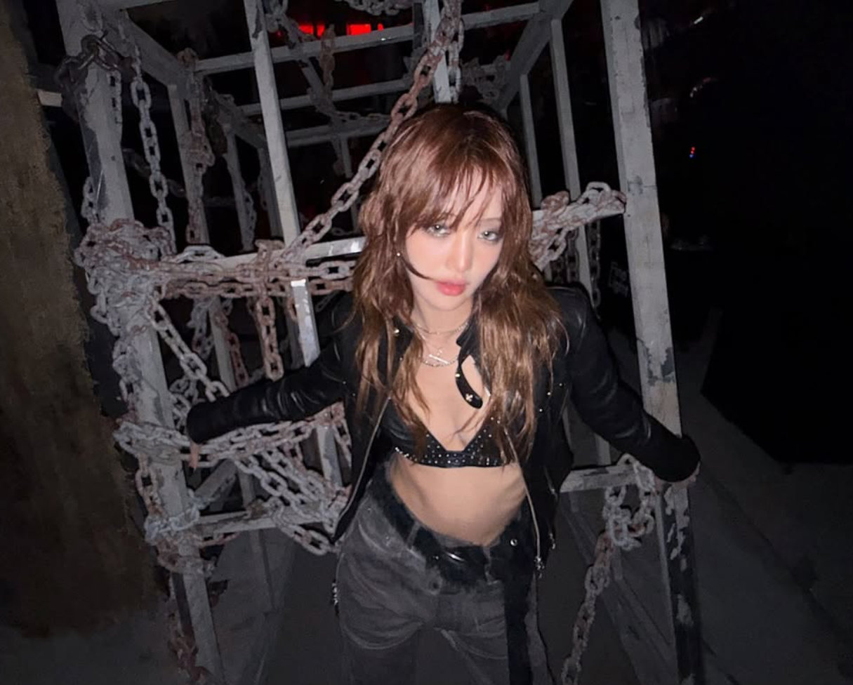 노란 수영복에 섹시한 몸매 어필하는 존예 처자