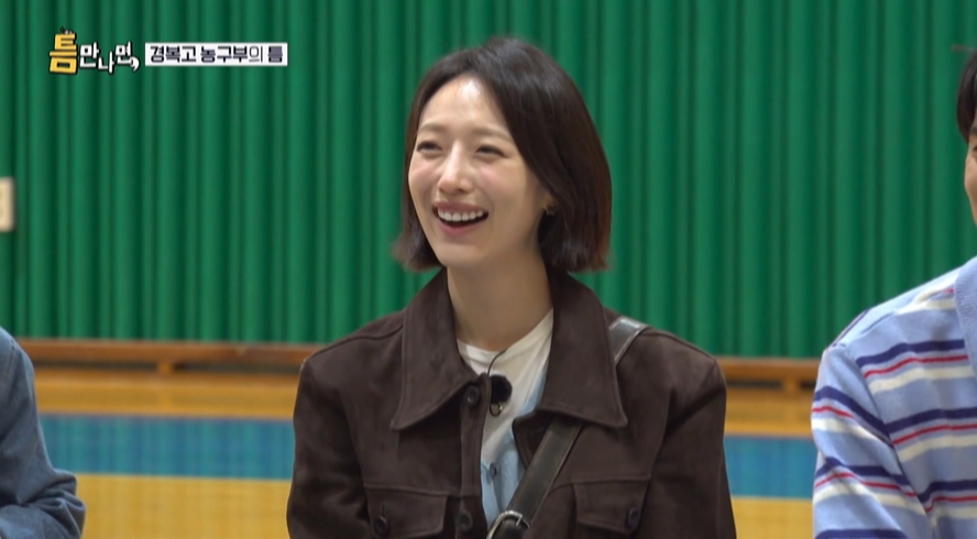 노란 수영복에 섹시한 몸매 어필하는 존예 처자