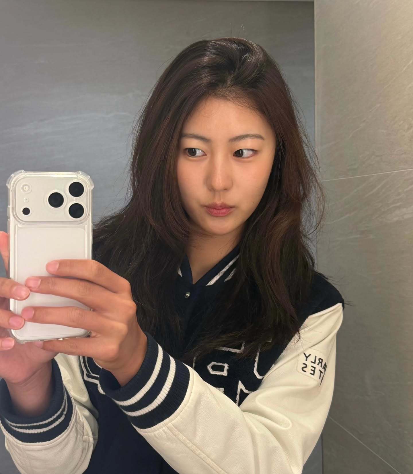 노란 수영복에 섹시한 몸매 어필하는 존예 처자