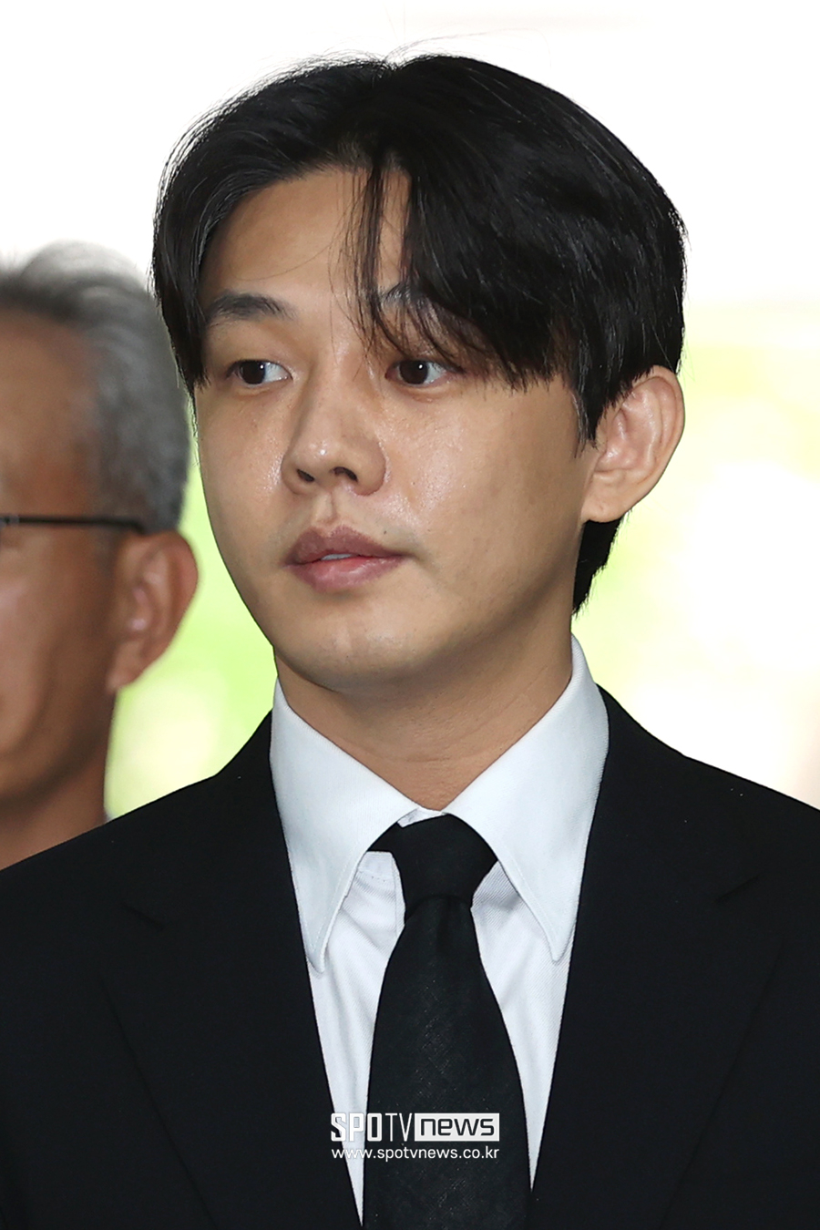 노란 수영복에 섹시한 몸매 어필하는 존예 처자