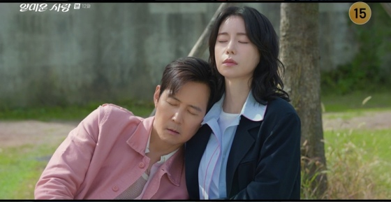 노란 수영복에 섹시한 몸매 어필하는 존예 처자