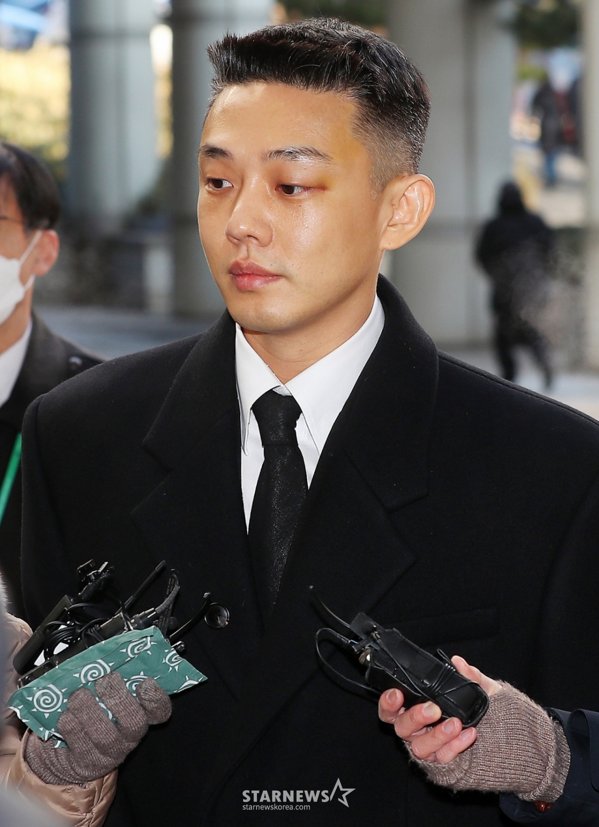 노란 수영복에 섹시한 몸매 어필하는 존예 처자