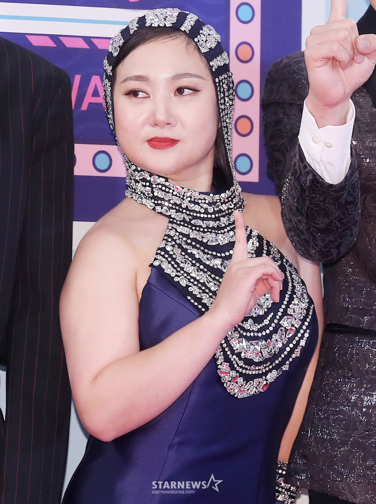 노란 수영복에 섹시한 몸매 어필하는 존예 처자