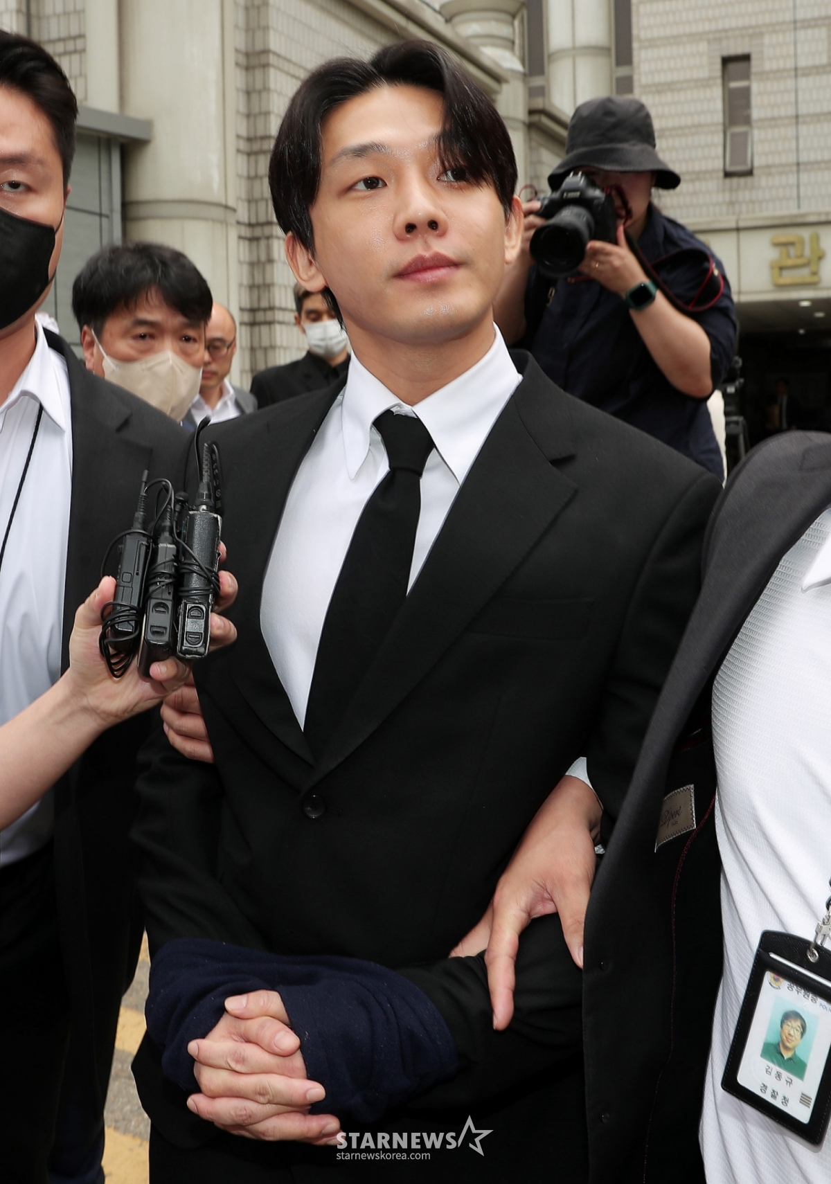 노란 수영복에 섹시한 몸매 어필하는 존예 처자