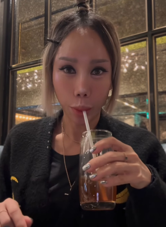 노란 수영복에 섹시한 몸매 어필하는 존예 처자