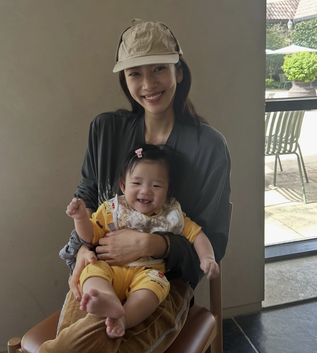 노란 수영복에 섹시한 몸매 어필하는 존예 처자