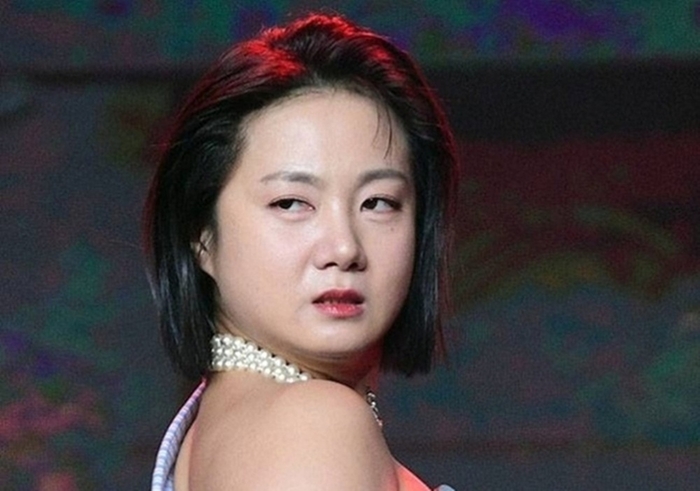 노란 수영복에 섹시한 몸매 어필하는 존예 처자