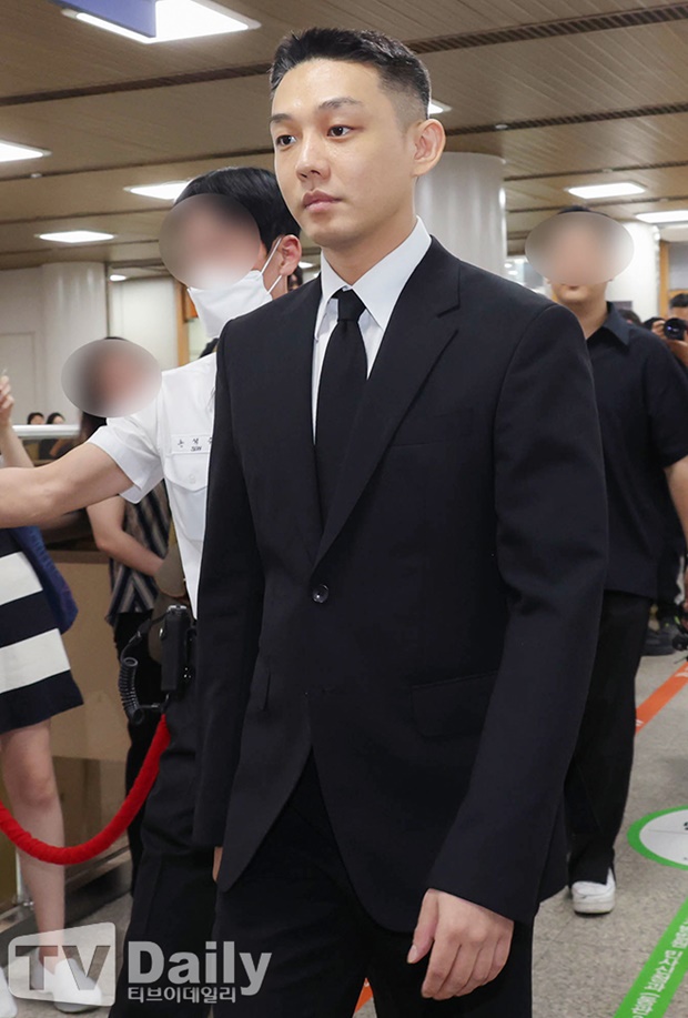 노란 수영복에 섹시한 몸매 어필하는 존예 처자