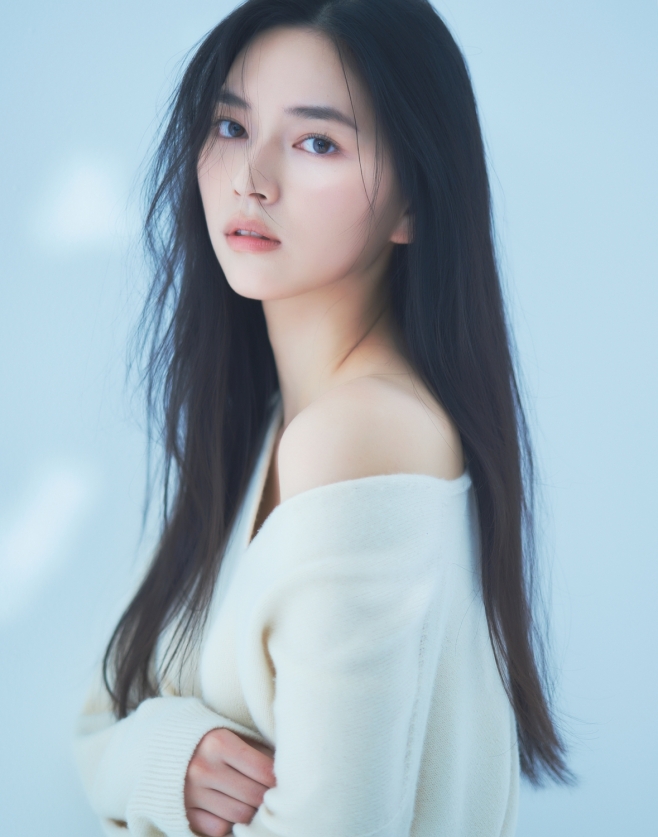 노란 수영복에 섹시한 몸매 어필하는 존예 처자