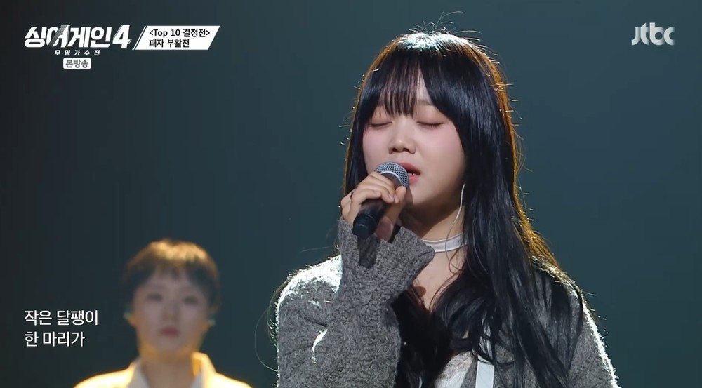 노란 수영복에 섹시한 몸매 어필하는 존예 처자