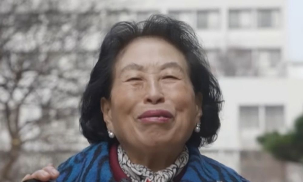 노란 수영복에 섹시한 몸매 어필하는 존예 처자