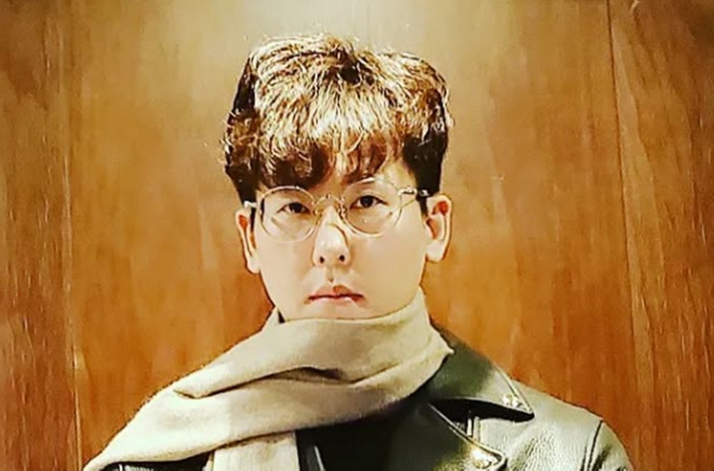 노란 수영복에 섹시한 몸매 어필하는 존예 처자