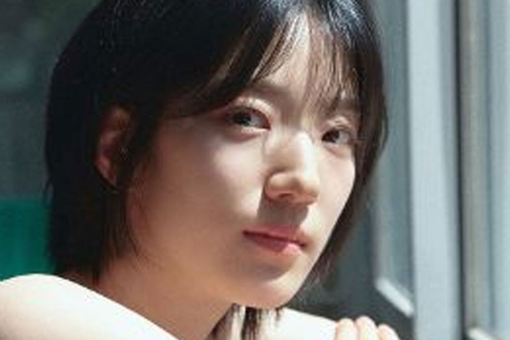 노란 수영복에 섹시한 몸매 어필하는 존예 처자