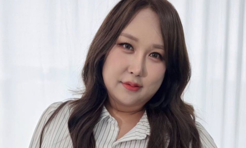 노란 수영복에 섹시한 몸매 어필하는 존예 처자