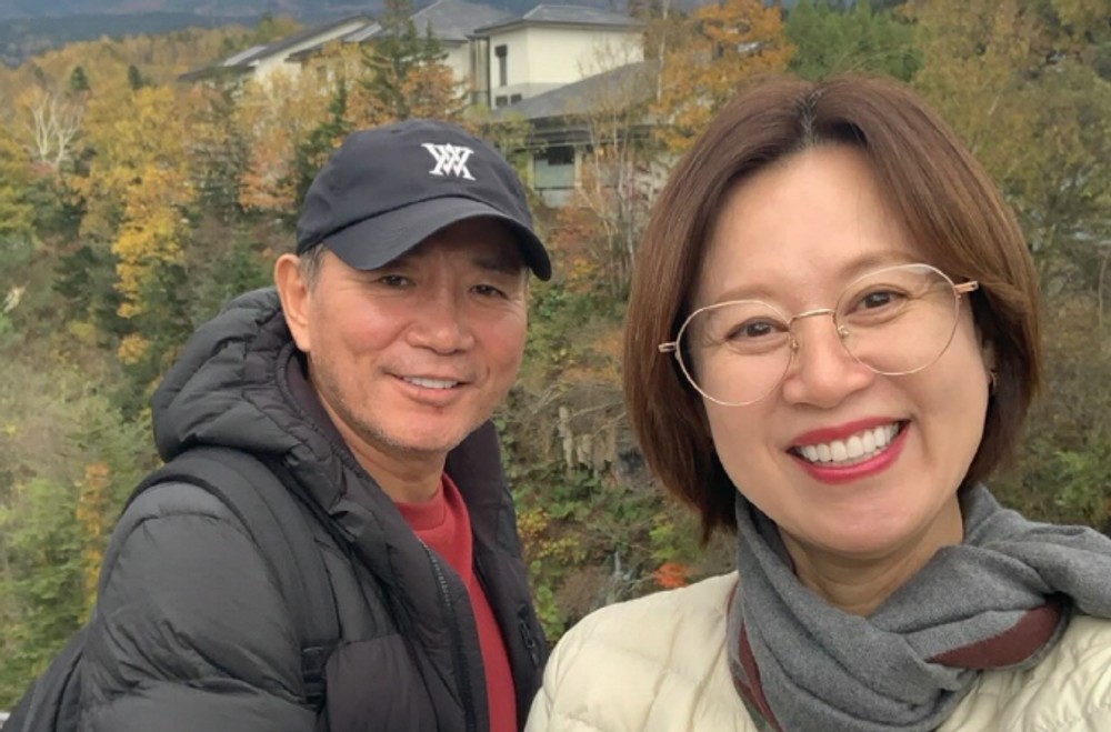 노란 수영복에 섹시한 몸매 어필하는 존예 처자