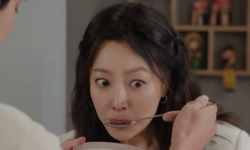 노란 수영복에 섹시한 몸매 어필하는 존예 처자