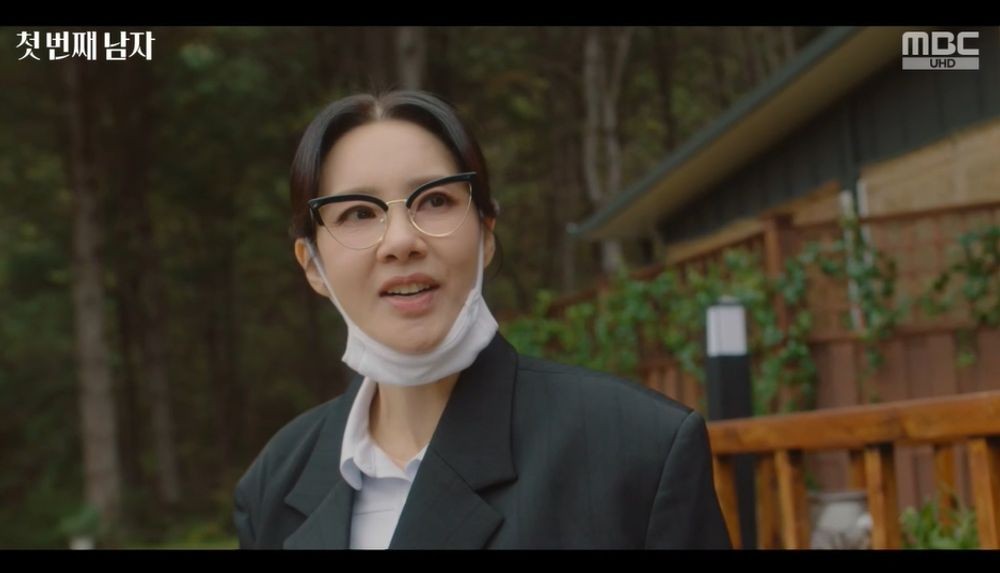 노란 수영복에 섹시한 몸매 어필하는 존예 처자