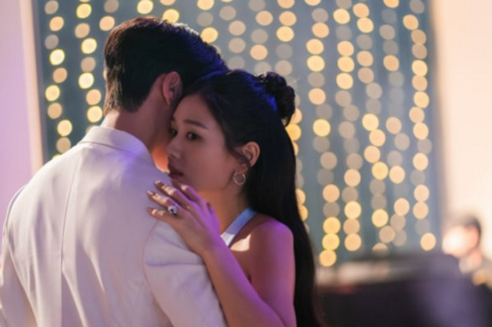 노란 수영복에 섹시한 몸매 어필하는 존예 처자