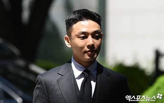 노란 수영복에 섹시한 몸매 어필하는 존예 처자