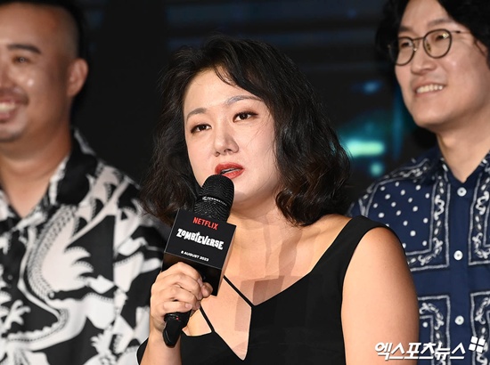 노란 수영복에 섹시한 몸매 어필하는 존예 처자