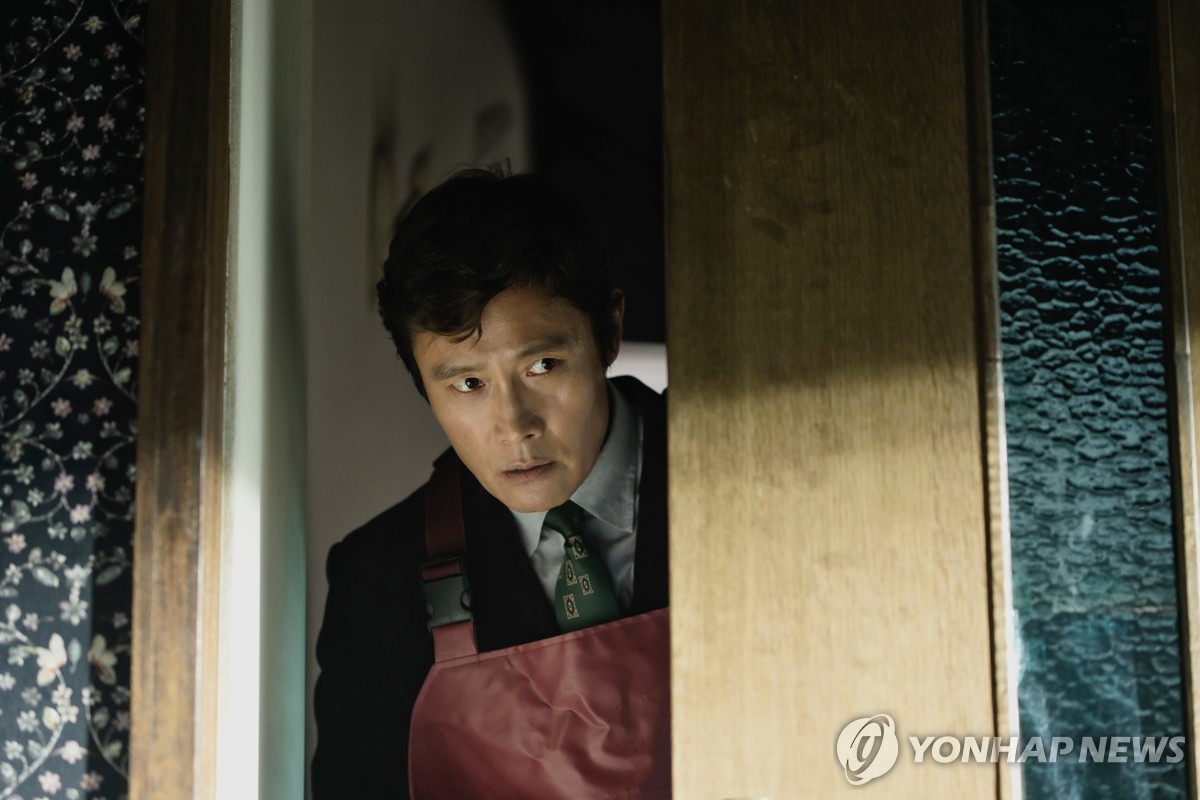 노란 수영복에 섹시한 몸매 어필하는 존예 처자