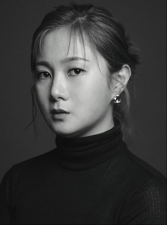 노란 수영복에 섹시한 몸매 어필하는 존예 처자