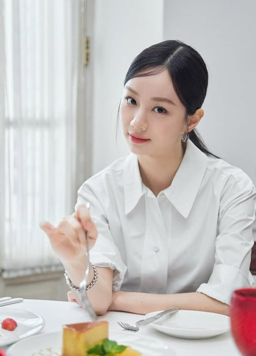 노란 수영복에 섹시한 몸매 어필하는 존예 처자