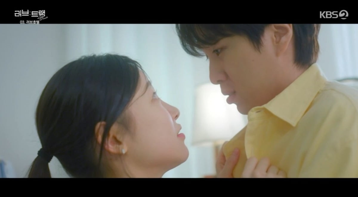 노란 수영복에 섹시한 몸매 어필하는 존예 처자