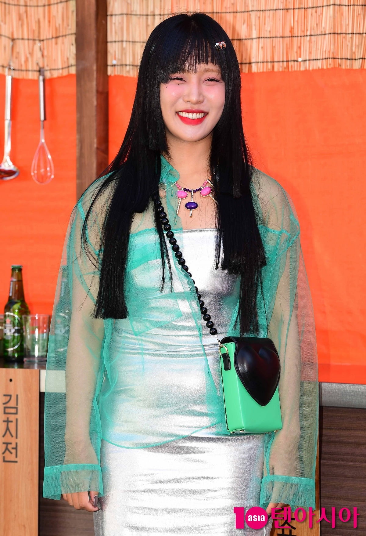 노란 수영복에 섹시한 몸매 어필하는 존예 처자