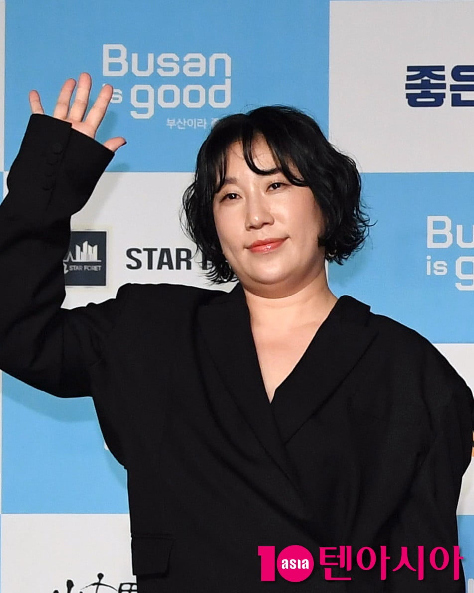 노란 수영복에 섹시한 몸매 어필하는 존예 처자