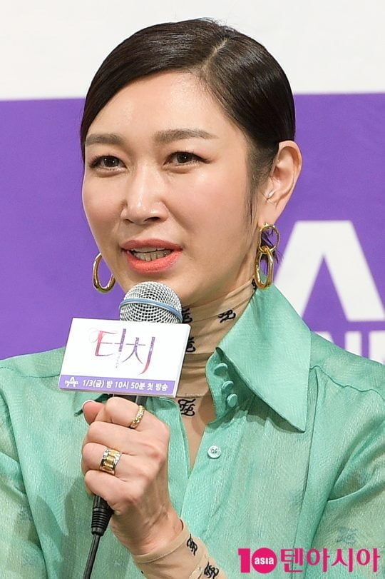 노란 수영복에 섹시한 몸매 어필하는 존예 처자