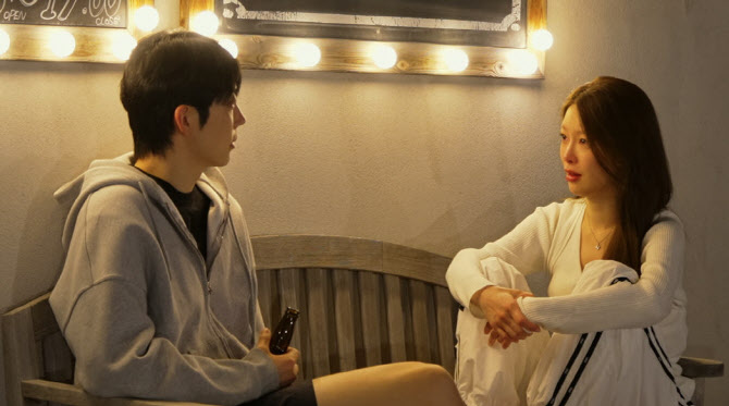 노란 수영복에 섹시한 몸매 어필하는 존예 처자