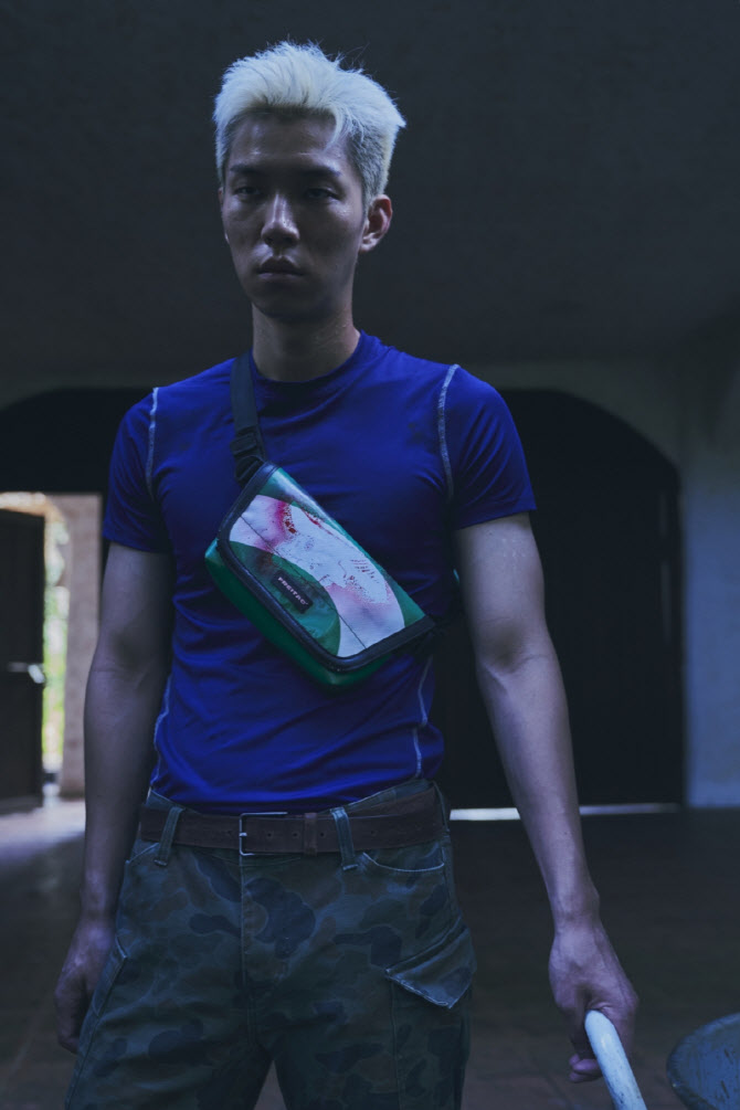 노란 수영복에 섹시한 몸매 어필하는 존예 처자