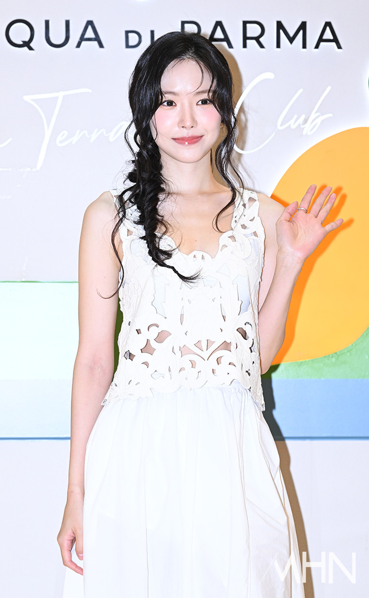 노란 수영복에 섹시한 몸매 어필하는 존예 처자