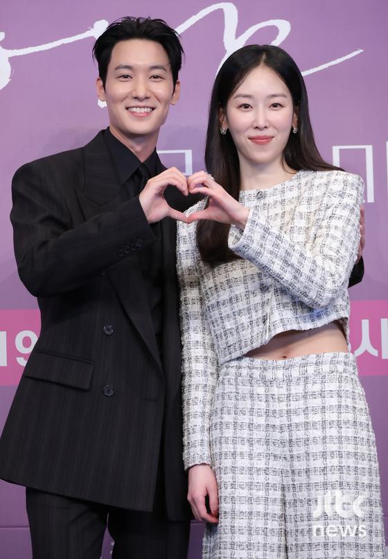 노란 수영복에 섹시한 몸매 어필하는 존예 처자