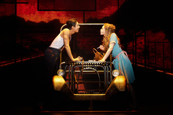 노란 수영복에 섹시한 몸매 어필하는 존예 처자