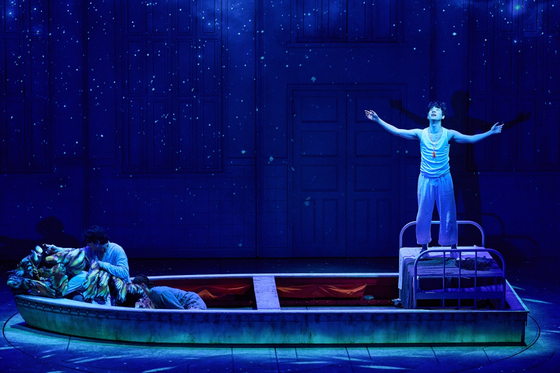 노란 수영복에 섹시한 몸매 어필하는 존예 처자