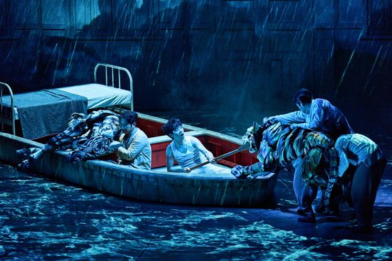 노란 수영복에 섹시한 몸매 어필하는 존예 처자