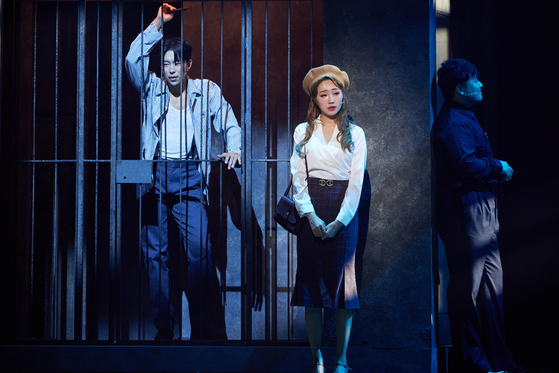 노란 수영복에 섹시한 몸매 어필하는 존예 처자