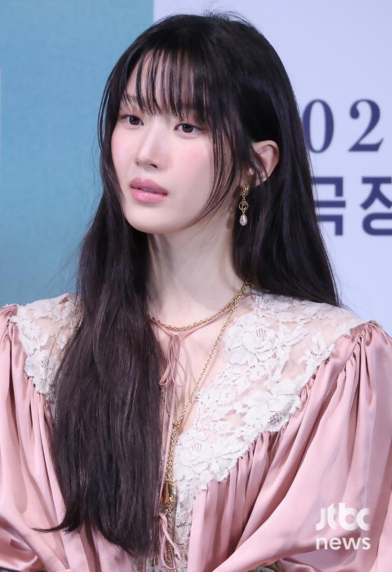 노란 수영복에 섹시한 몸매 어필하는 존예 처자