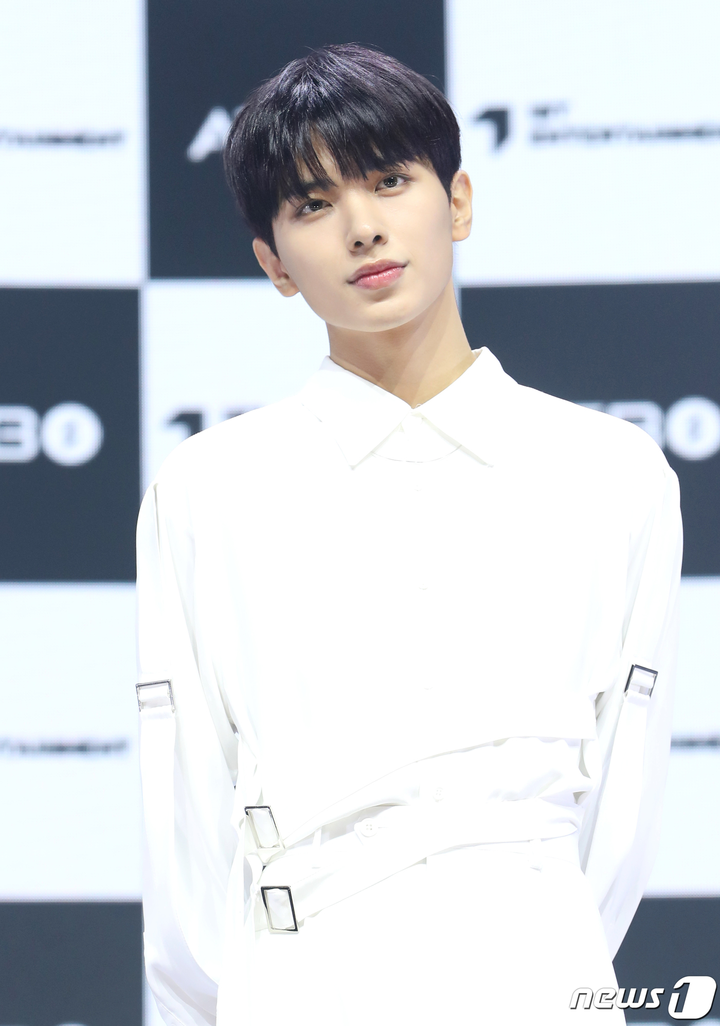 노란 수영복에 섹시한 몸매 어필하는 존예 처자