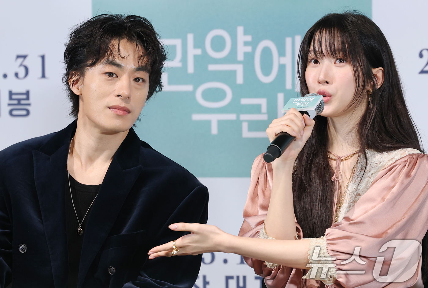 노란 수영복에 섹시한 몸매 어필하는 존예 처자