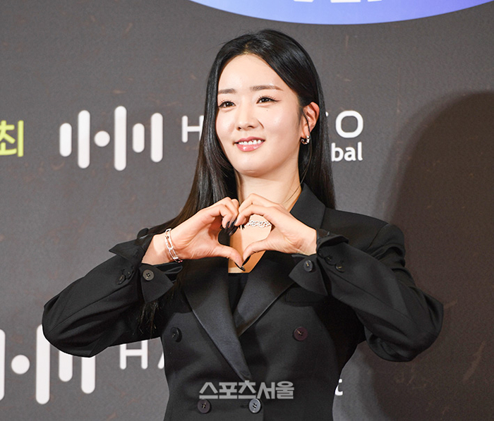 노란 수영복에 섹시한 몸매 어필하는 존예 처자