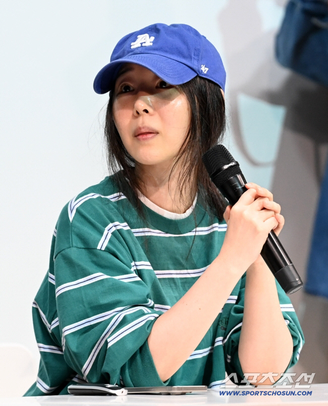 노란 수영복에 섹시한 몸매 어필하는 존예 처자