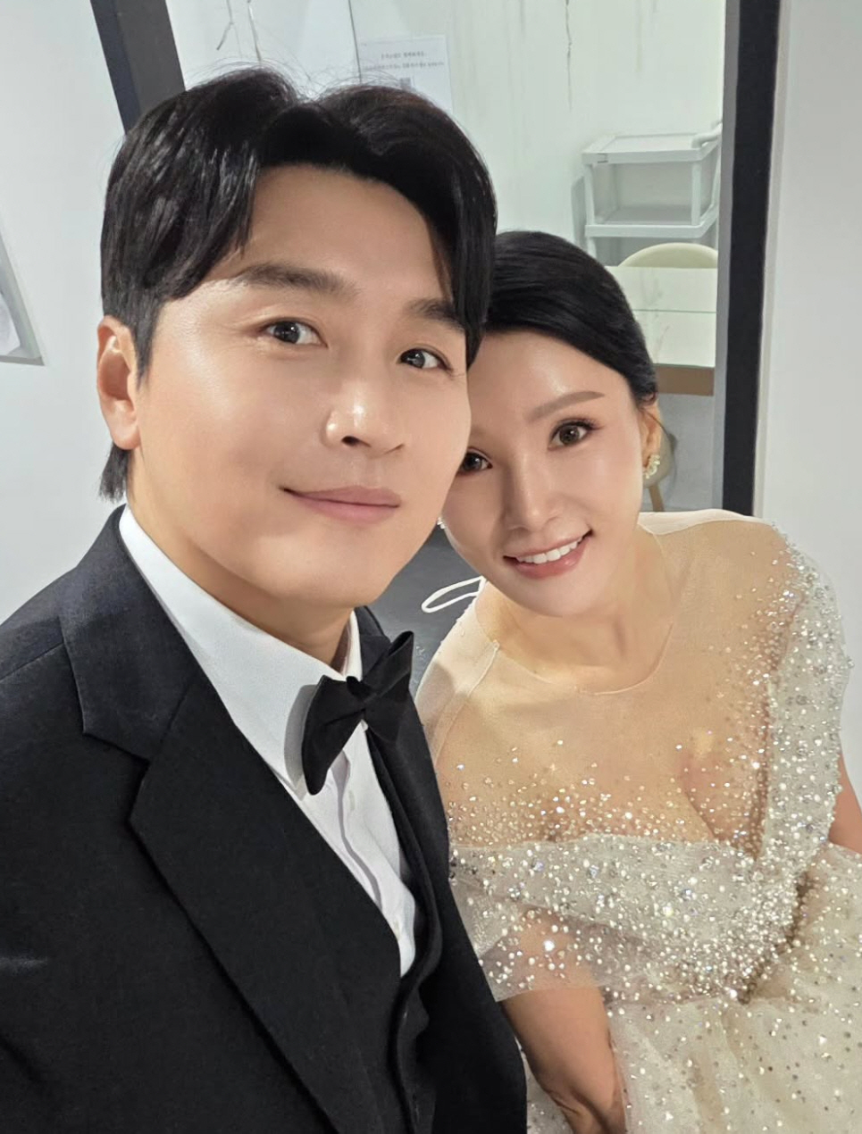 노란 수영복에 섹시한 몸매 어필하는 존예 처자