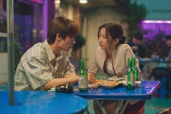 노란 수영복에 섹시한 몸매 어필하는 존예 처자