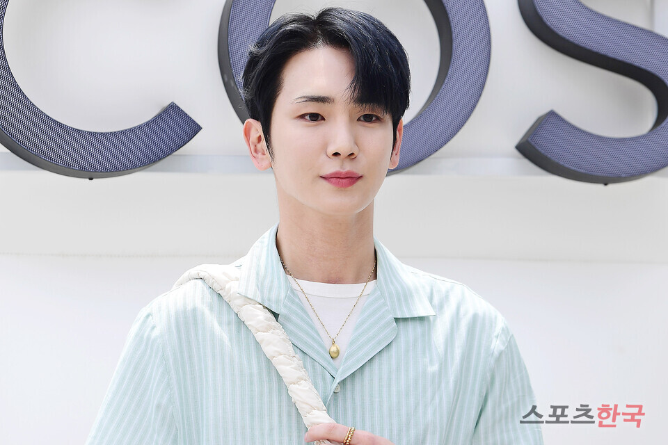 노란 수영복에 섹시한 몸매 어필하는 존예 처자