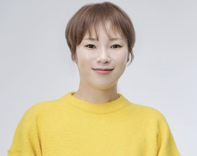 노란 수영복에 섹시한 몸매 어필하는 존예 처자