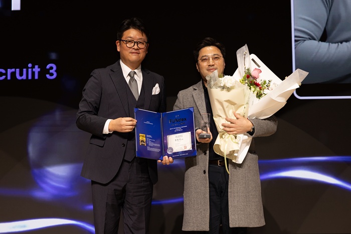 노란 수영복에 섹시한 몸매 어필하는 존예 처자